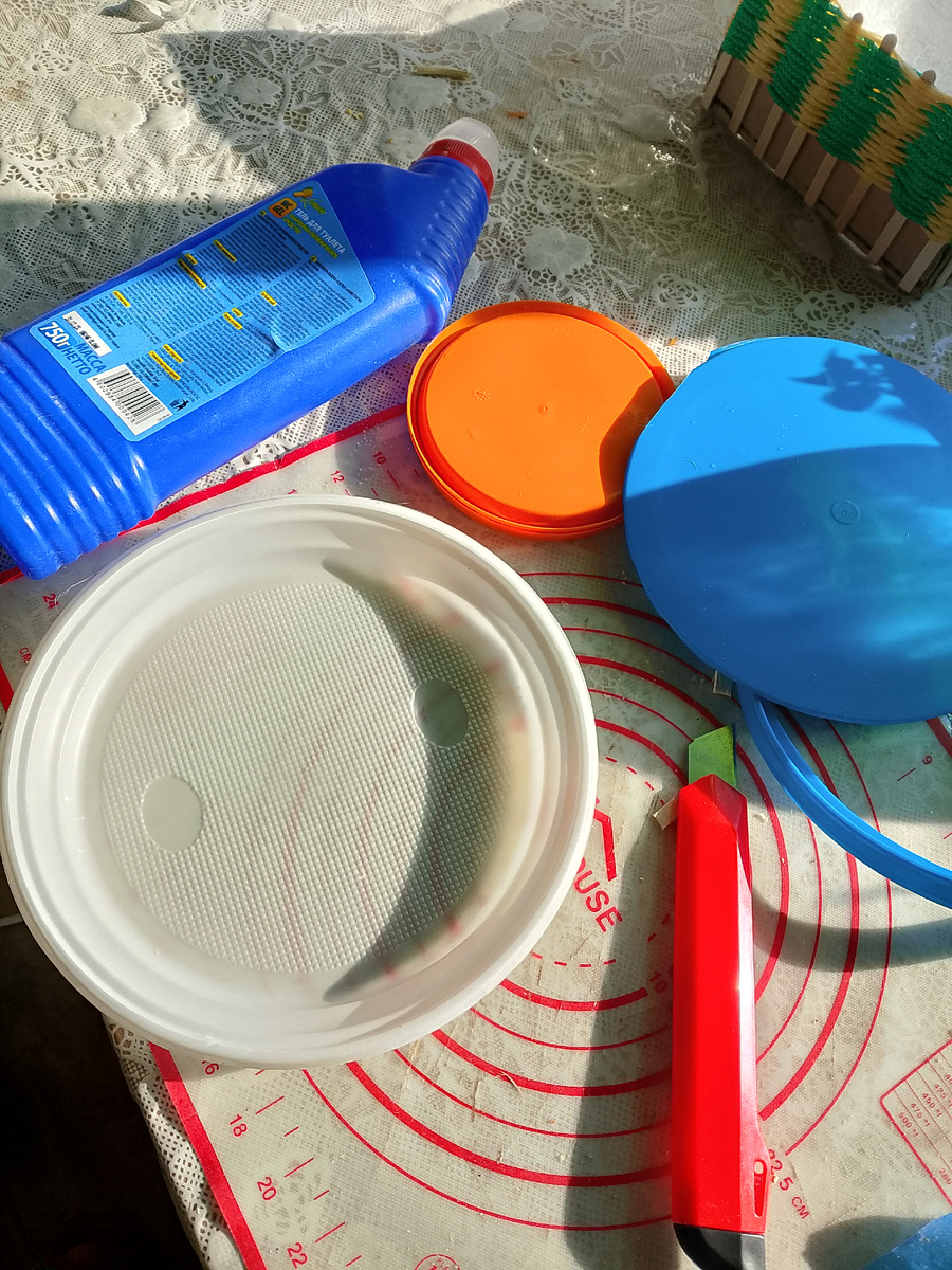 Разные разноцветные ёмкости. Одноразовая тарелка 