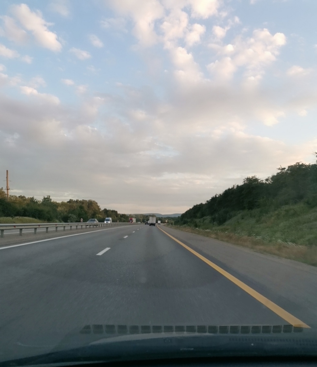 Сплошная у обочины: можно ли остановиться, не нарушив ПДД?