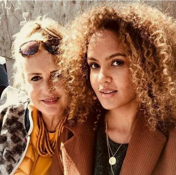 Коринна Хофманн и её дочь Напираи