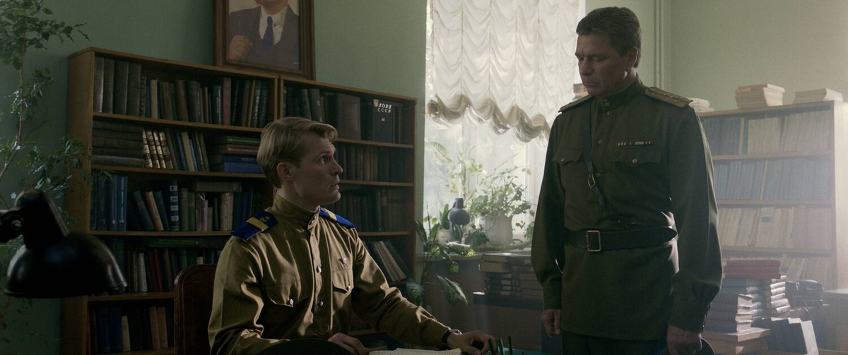 Кадр из фильма. Образ Геннадия Зайцева в исполнении однофамильца Кирилла Зайцева настолько правальный, что аж с перебором