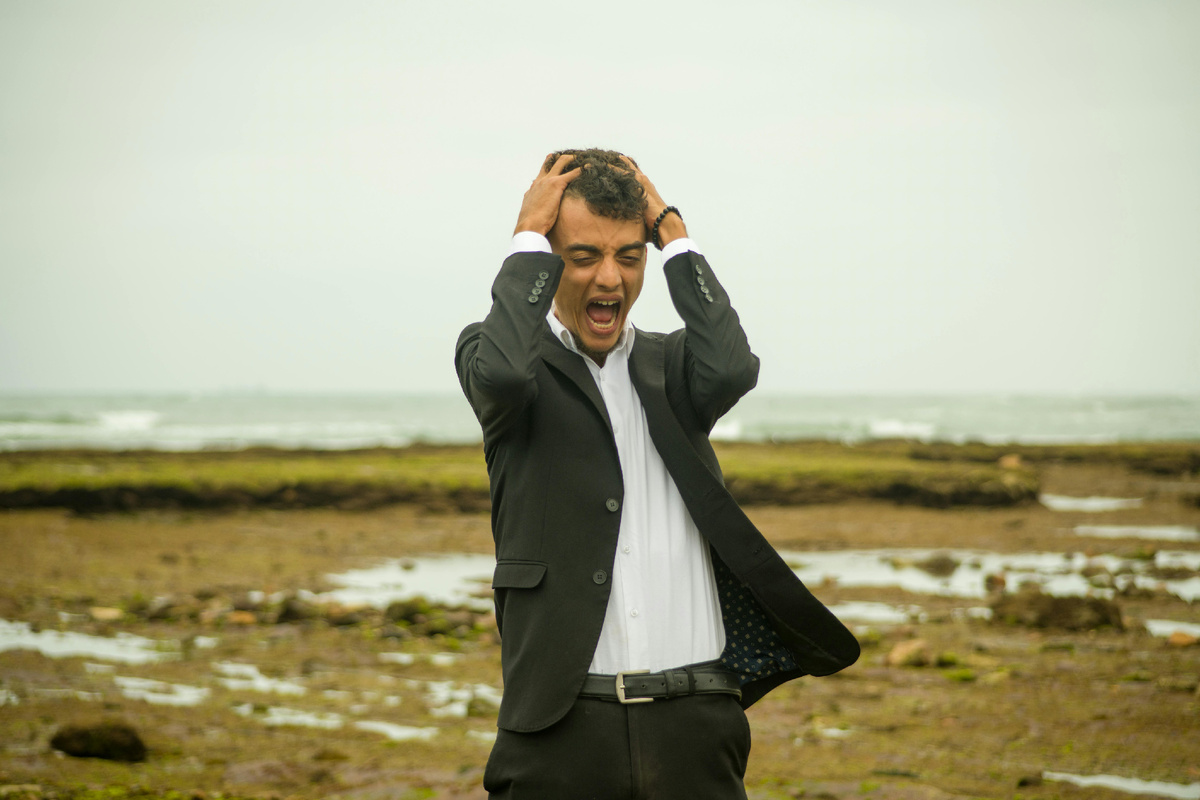 Бизнесмен весь в мыслях о процессах в работе. Эмоционально выгорел