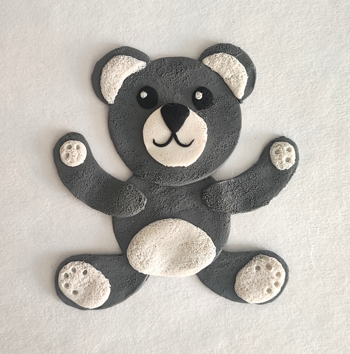 Готовый вариант аппликации из пластилина на картоне Серый мишка на канале Лепим с Таней.