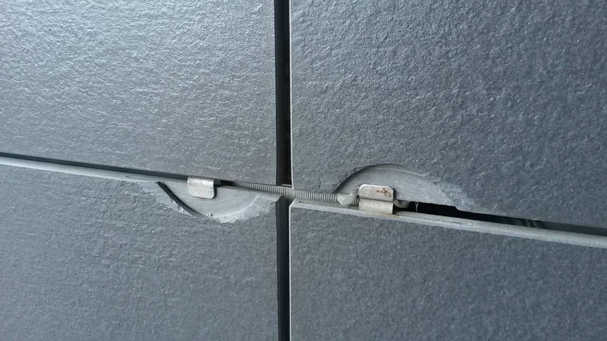 Скрытое крепление керамогранита на фасаде (сколы на плитке)