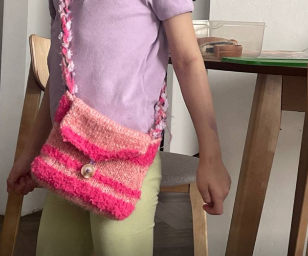 Конструкцию выдумывала сама на ходу, пряжа из остатков