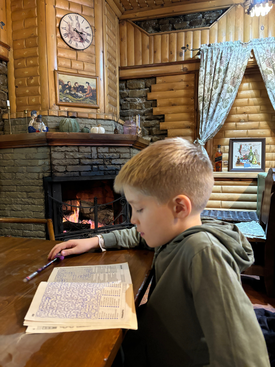 Фото автора. Филворды оказались лучшим приобретением, в школу часто берет с собой, на перемене любят с друзьями порешать 