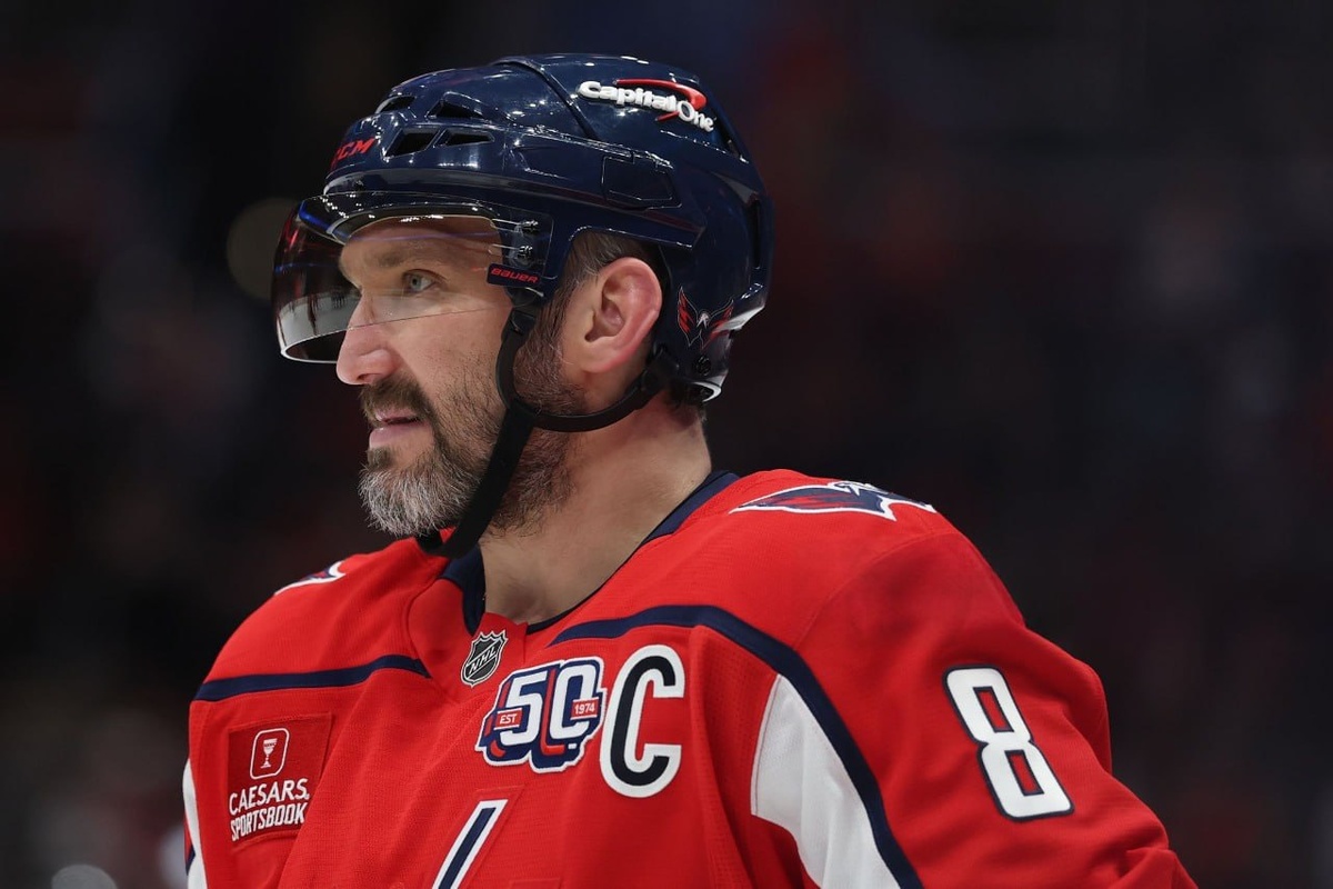 Александр Овечкин забил 25-ю шайбу в текущем сезоне НХЛ, а за каждый гол хоккеиста на благотворительность отправляется 1 млн рублей

Звездный спортсмен быстро восстановился после травмы и продолжает демонстрировать невероятные результаты. Ови забил уже 10 шайб после возвращения на лед и сократил отставание от рекорда Гретцки до 16 шайб. 

В ходе проекта «Великая погоня за добром», который хоккеист запустил совместно с благотворительной  программой ДоброFON, в различные фонды перечислили уже 25 млн рублей - по количеству забитых шайб в текущем сезоне НХЛ. 

«Хоккей всегда был и остается моей страстью, но когда знаешь, что твоя работа помогает другим людям, это придает еще большей радости от ее выполнения», - рассказал Ови.