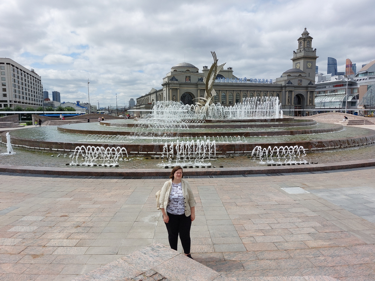 Ваш автор в Москве на площади Европы