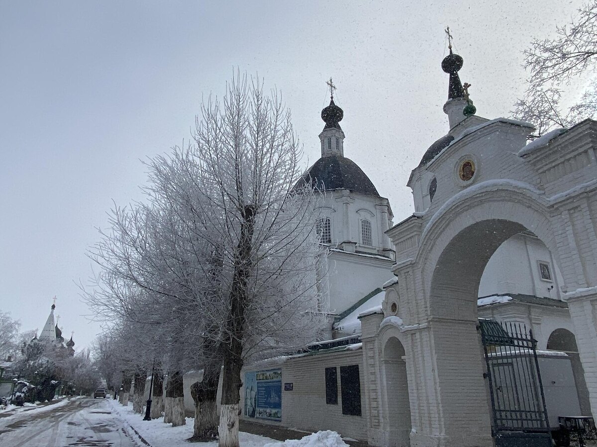 Церковь Донской иконы Божией матери при Донском Старочеркасском Ефремовском мужском монастыре(справа). Фото автора
