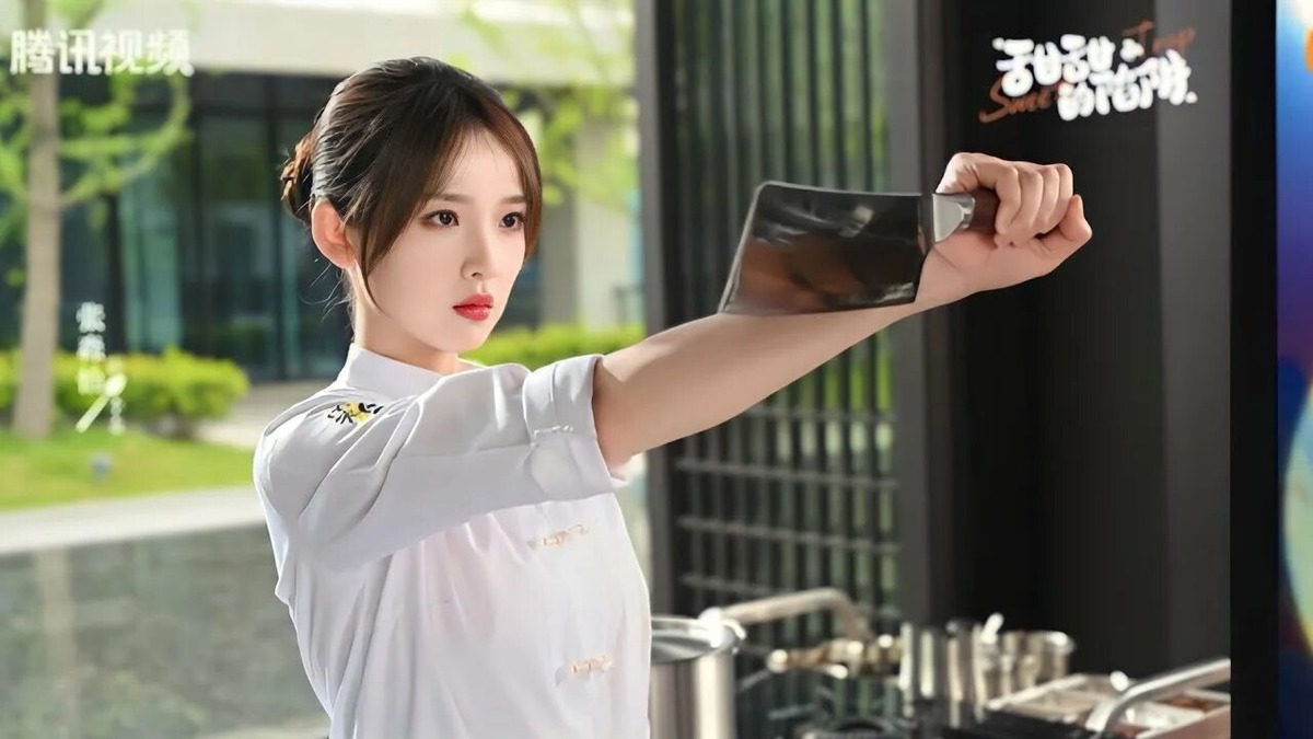 Когда нет зеркала и приходится проверять макияж в отражении ножа.