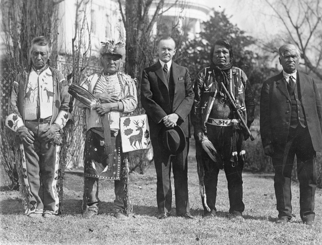 Четверо мужчин племени осейдж с президентом США Кэлвином Кулиджем / 1924 г.