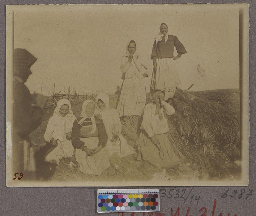 Крестьянки на отдыхе. Неизвестный фотограф. Лето 1925 г. 
Российская империя, Вятская губ., Вятский уезд, Кумёнская волость. Шандариха