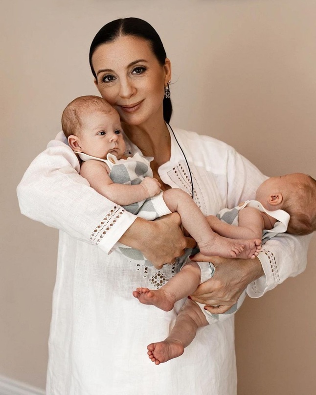 Екатерина Стриженова с внуками