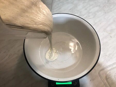 Добавляю опару в воду. Замес теста с дальнейшим аутолизом.