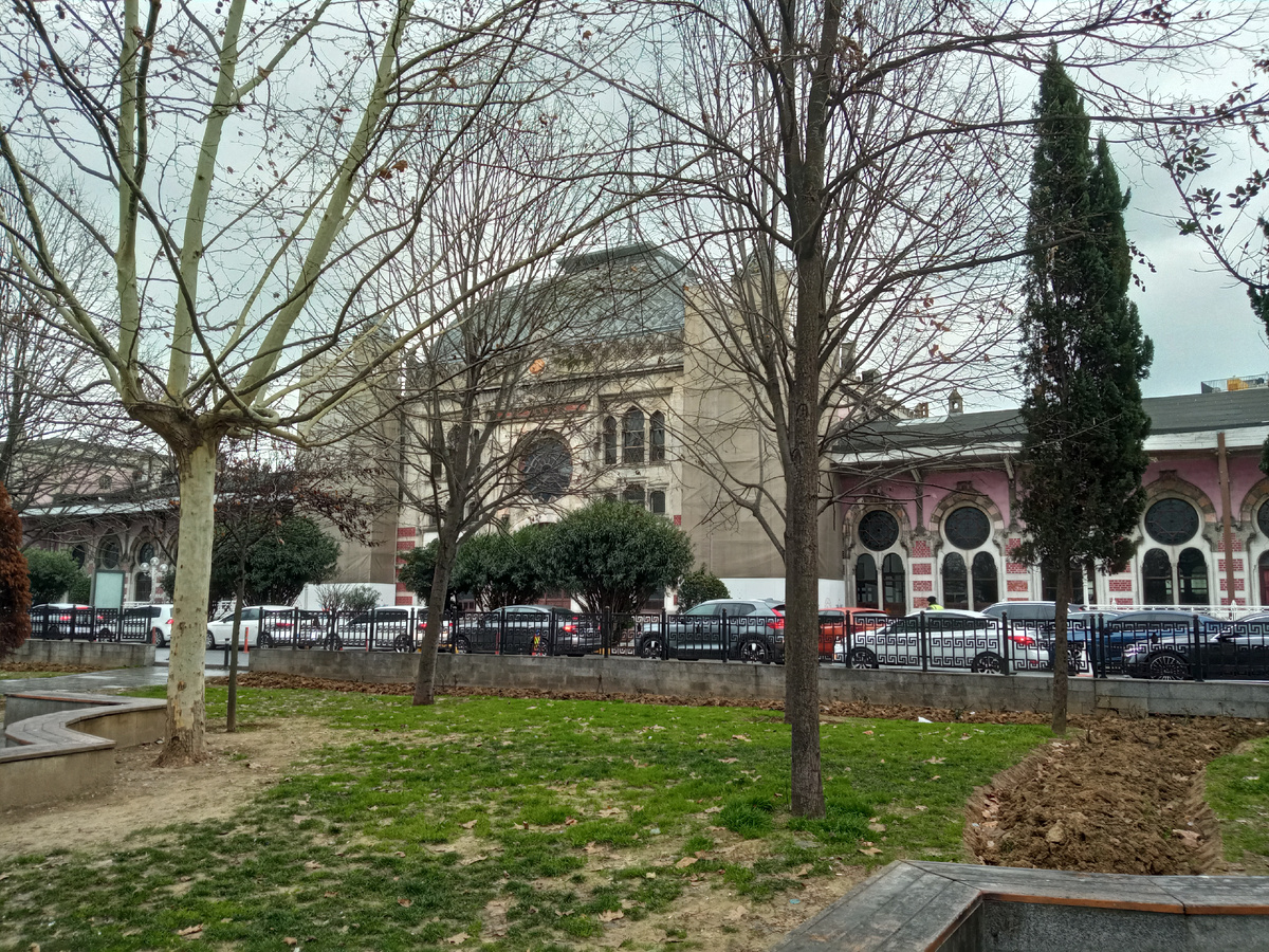 Вокзал Сиркеджи - символ связи  между Востоком и Западом. Чтобы отразить национальный стиль, на фасадах использовались кирпичные полосы, окна с остроконечными арками