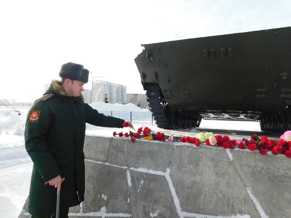    Павел Гусельников возложил цветы к памятнику. Фото Анны Зубаревой