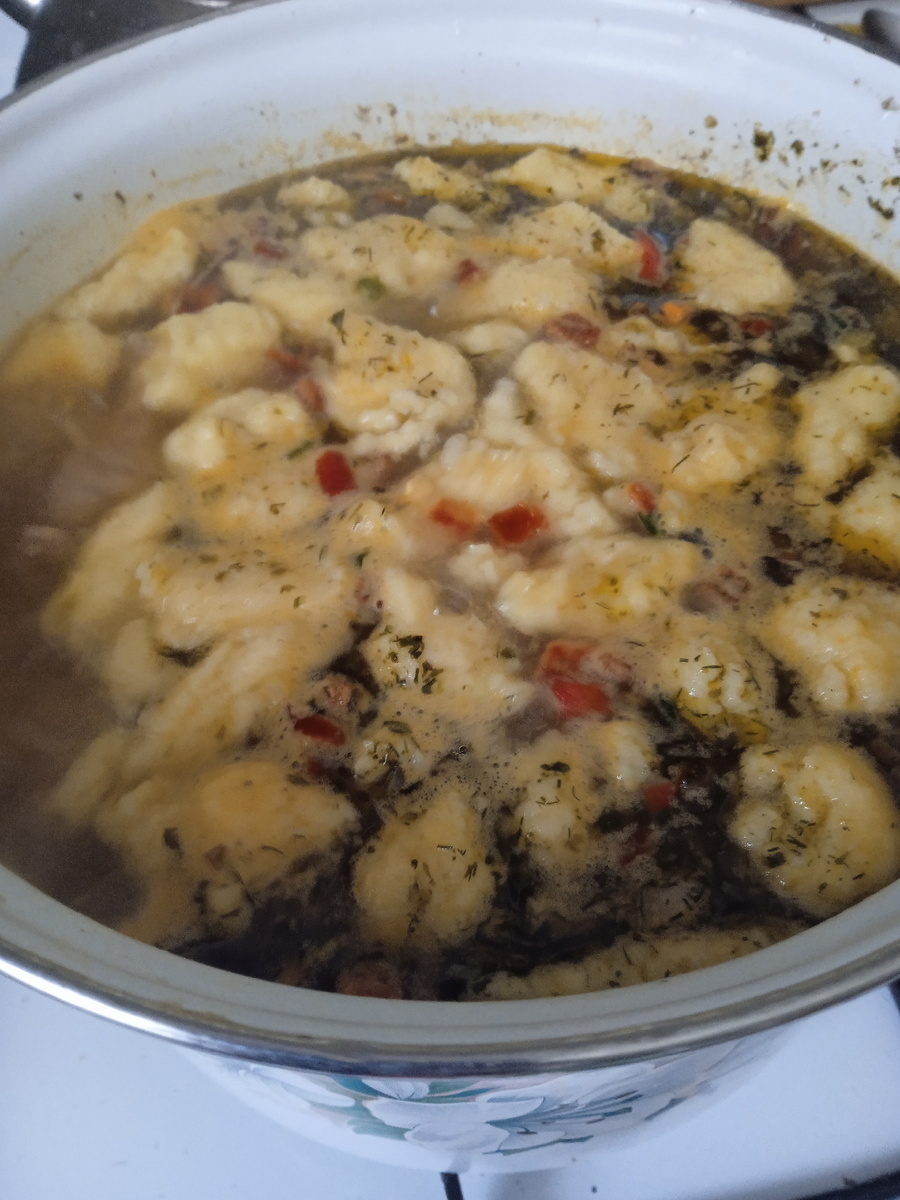 Интересная информация. "Гуляш" Звучит по- венгерски, как "гуляш", что означает " Мясо по- пастушьи".В давние времена пастухи варили его в поле, в котлах. Разрушим главный миф про гуляш: это не мелко нарубленное мясо в подливка из муки, гуляш- это острый высококалорийный суп. Цвет и вкус гуляшу придаёт паприка, нешуточно возбуждающая аппетит. Всего существует около 170 рецептов приготовления этого супа. 