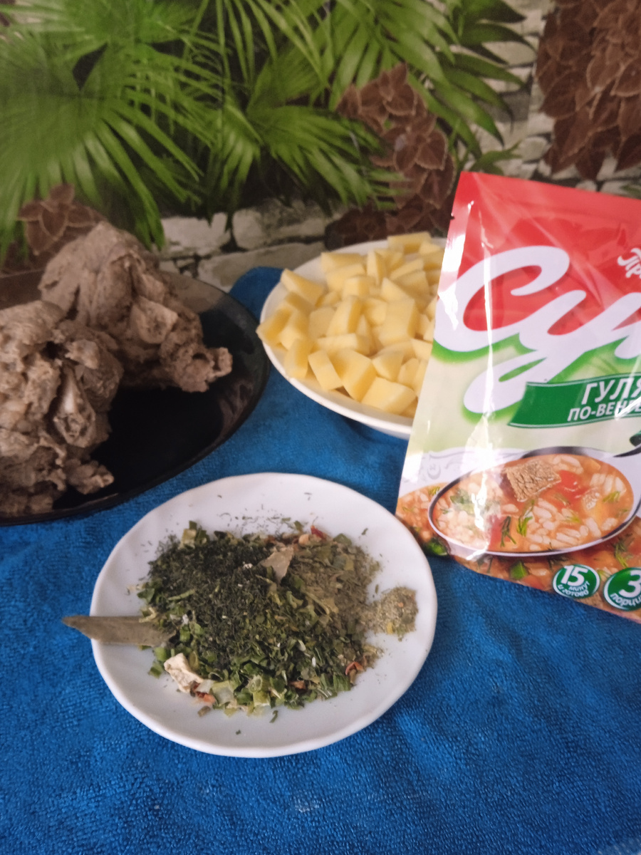 Специи : лавровый лист, сушёная зелень укропа, петрушки, лука, летняя зелень. 