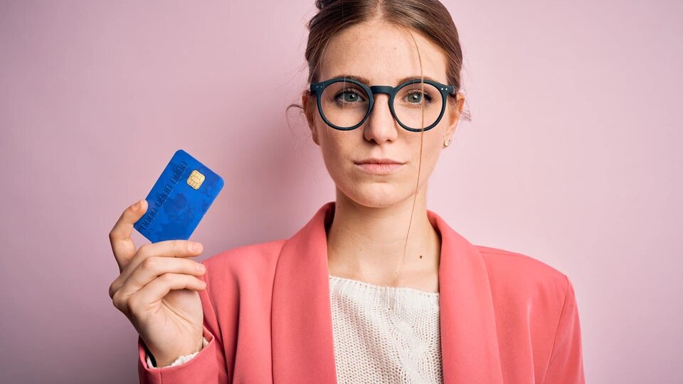 Просроченная карта – находка для мошенника: чего нельзя делать со старым «пластиком», чтобы не потерять деньги
