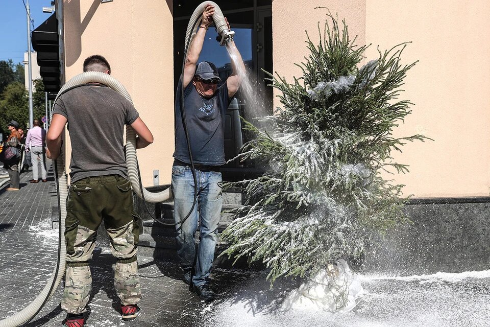 Москва, лето 2018 г. Во время съемок одной из новелл новогодней комедии "Елки 7" на Садовнической набережной. Сергей Савостьянов/ТАСС