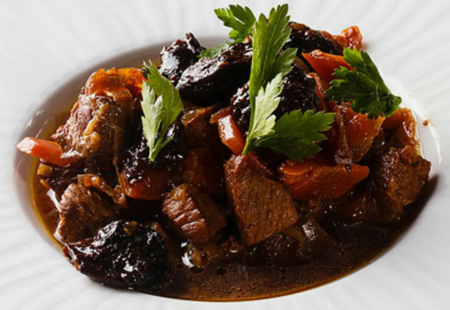 Приготовленное блюдо гуляш из говядины с черносливом