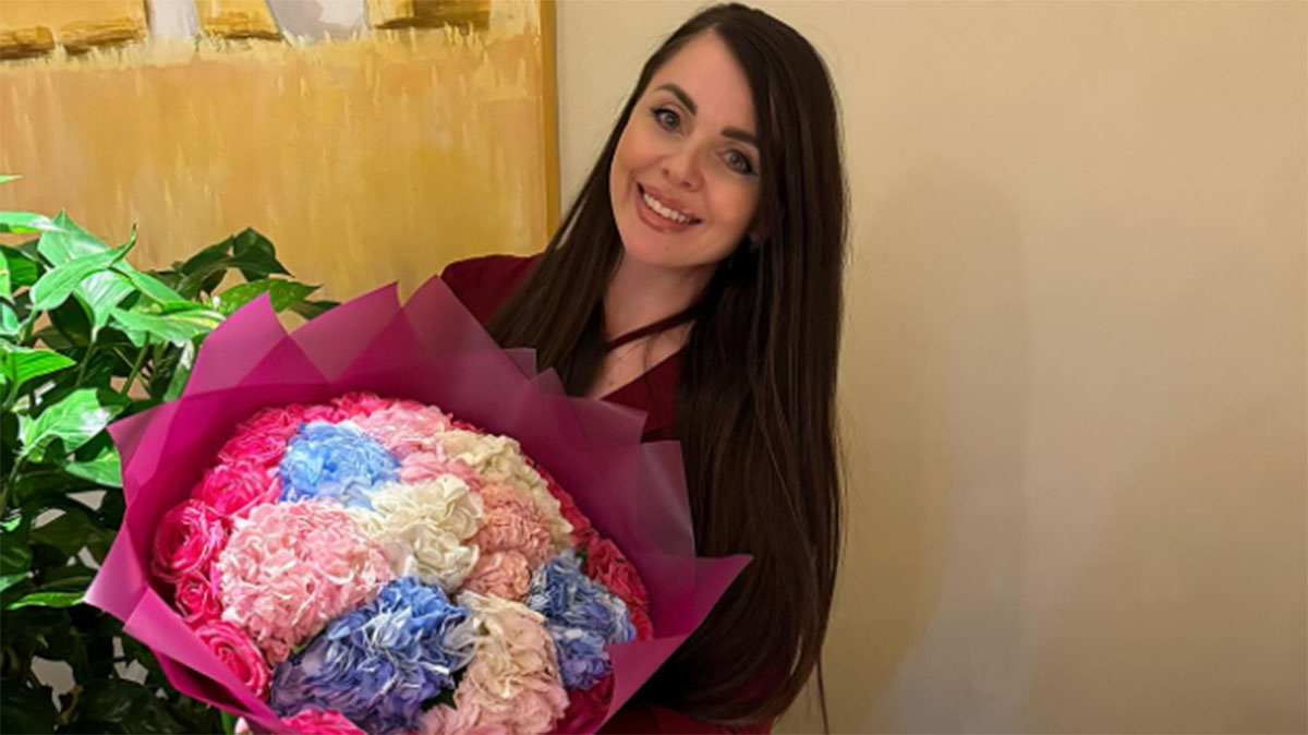 Ольга Рапунцель с букетом гортензий. Фото: соцсети Ольги Рапунцель
