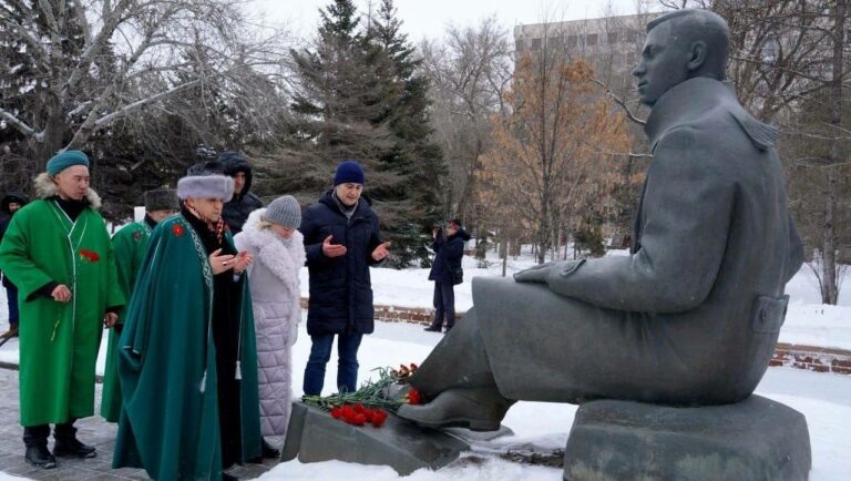    Джалилю 119. В Оренбурге возложили цветы к памятнику поэта Марина Шарт
