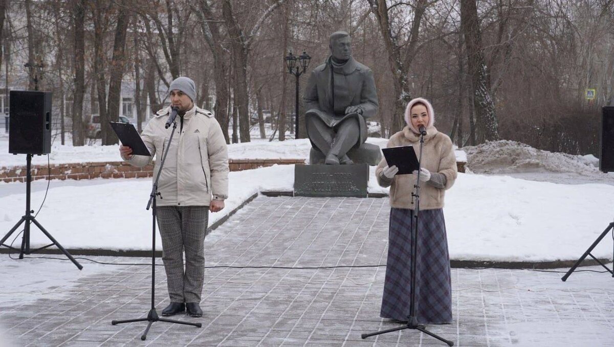  📷    Джалилю 119. В Оренбурге возложили цветы к памятнику поэта Марина Шарт