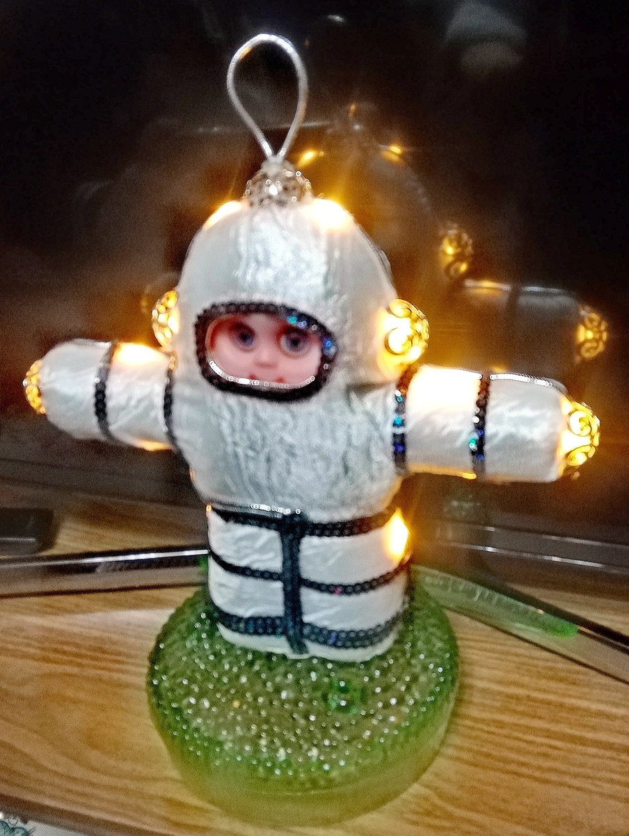 Неудачное фото автора. Но понять, где стоят светодиоды можно.