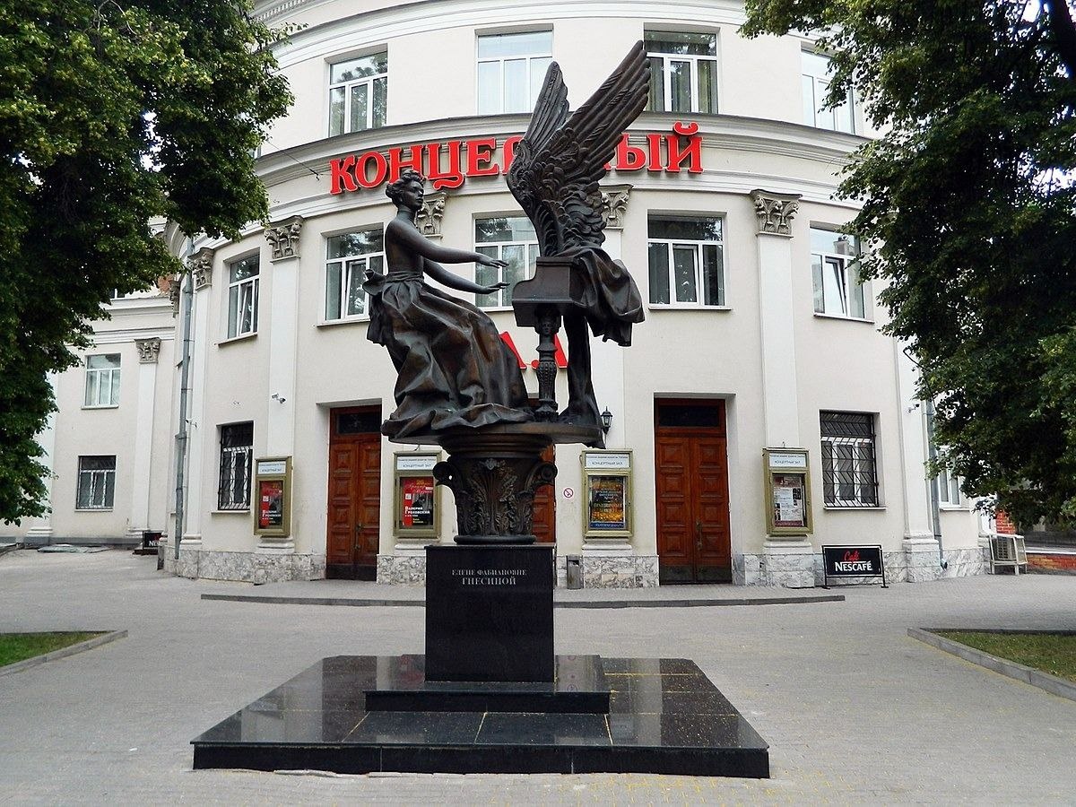 Памятник Елене Фабиановне у входа в Гнесинку