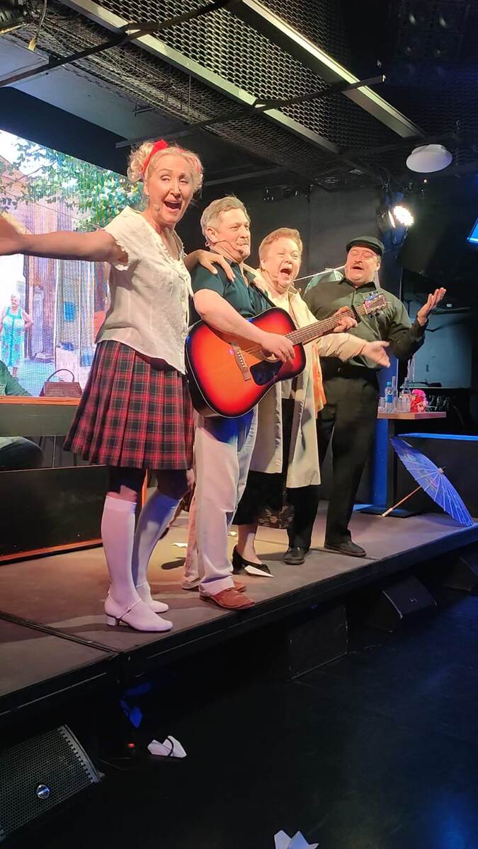 Поющая труппа спектакля "Песни нашего двора" театра " У Никитских ворот". Слева направо: Наталья Корецкая, Денис Сарайкин, Ирина Морозова, Денис Юченков