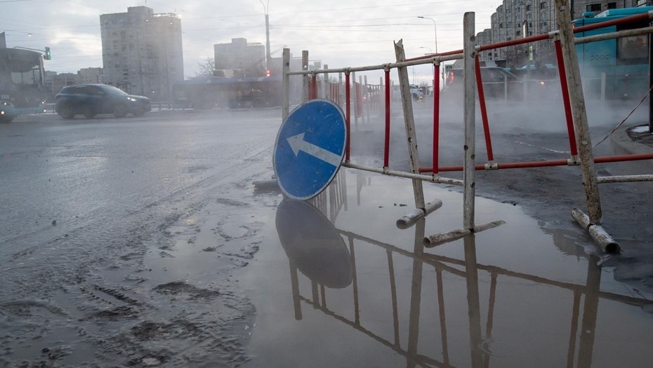    На месте повреждения на трубопроводе у метро Приморская 14 февраля 2025 Автор фото: Ермохин Сергей