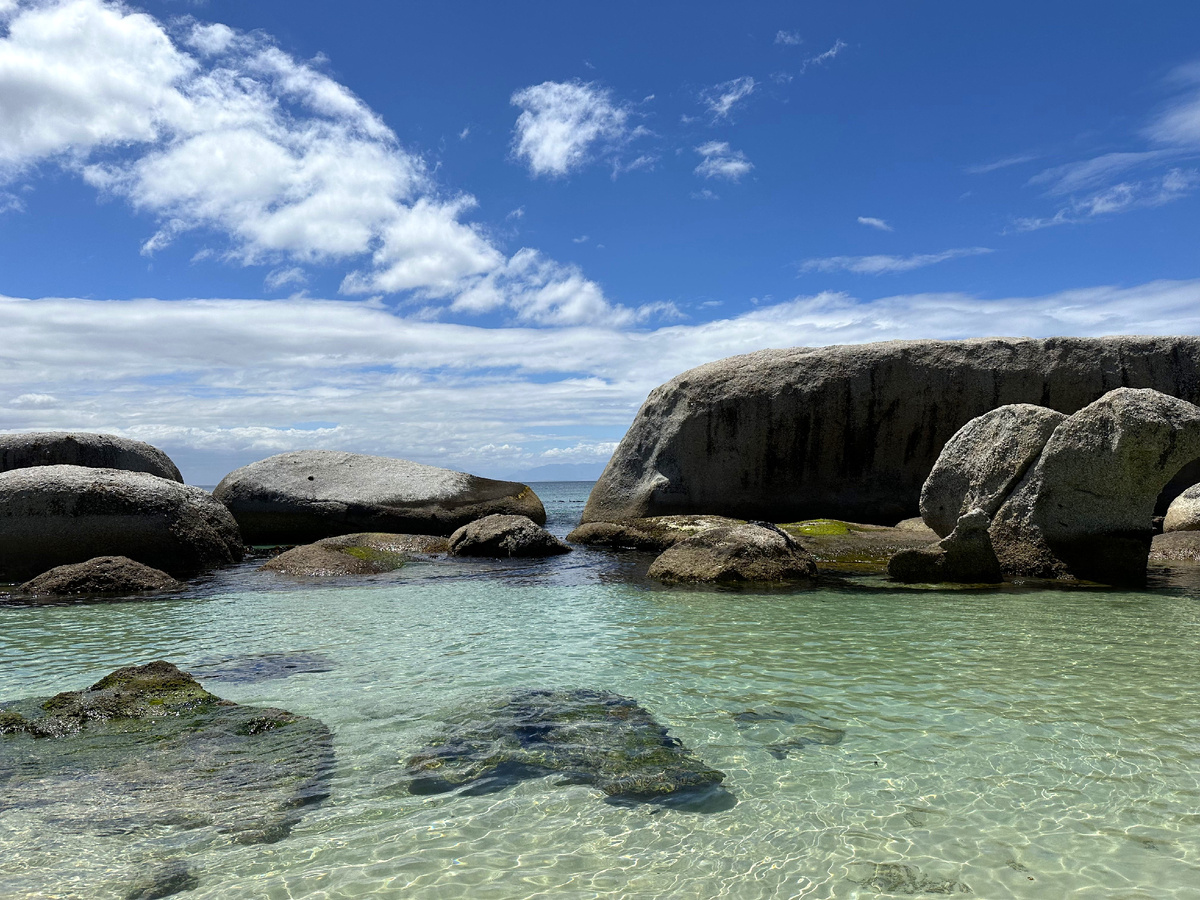 Вода прозрачная, но как и всё в этой части Африки — прохладная