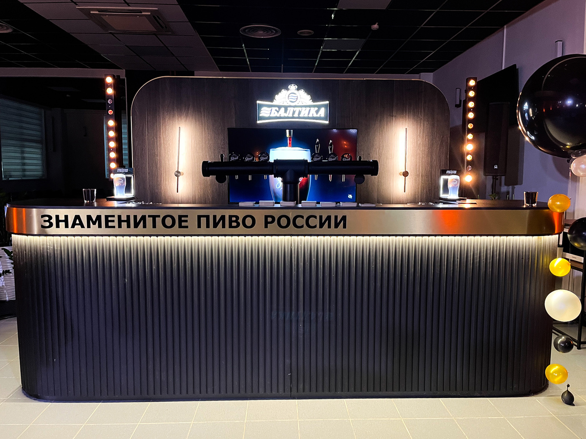 Барную стойку на один вечер установили в центре зала специально для гостей → 