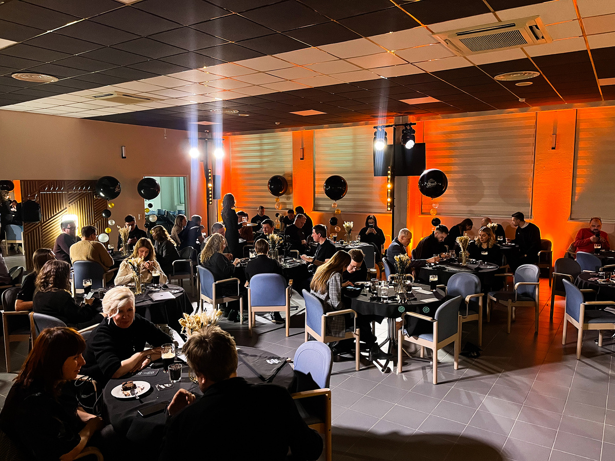 Вид на зал столовой, где проходит ужин →