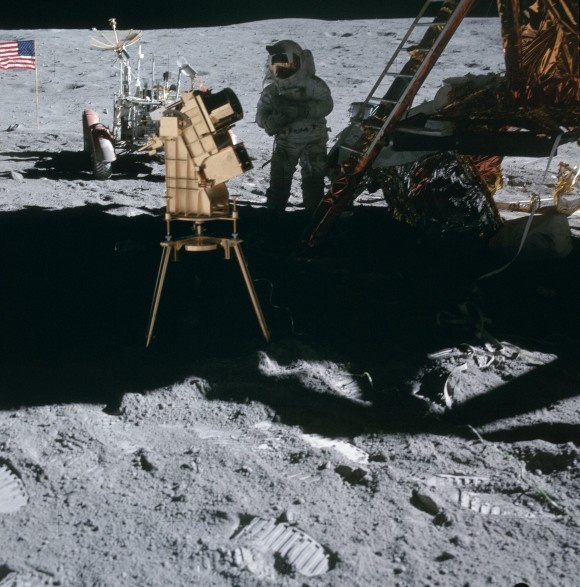 Лунный ультрафиолетовый телескоп S201. На заднем плане стоит астронавт Чарли Дьюк. Миссия «Аполлон-16» (Фото НАСА).
