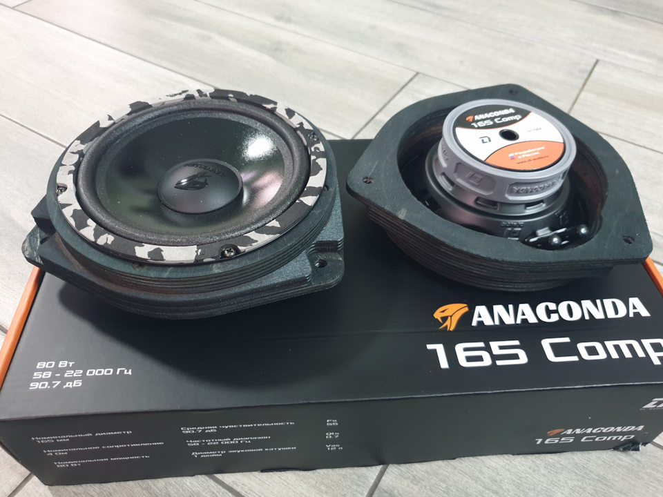 Динамики закреплены на подиумы.