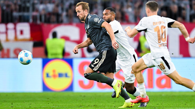    Харри Кейн и Джонатан Та в матче «Бавария» — «Байер» (1:1). 28 сентября 2024 года. Мюнхен. Global Look Press