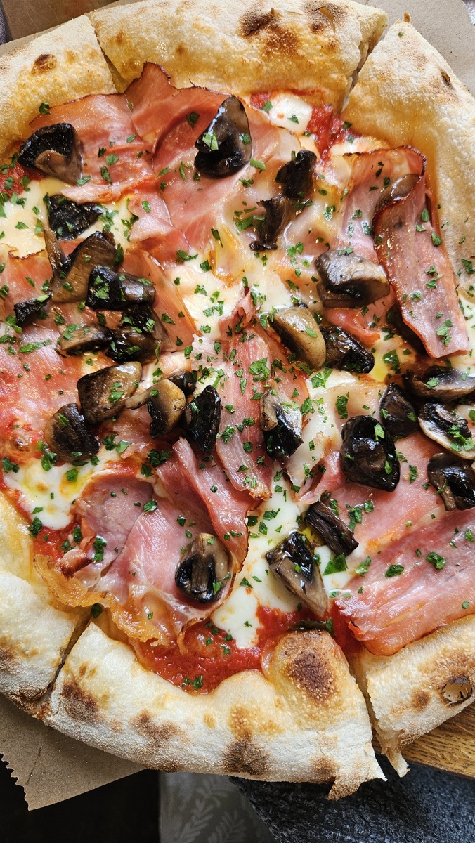 Пицца с ветчиной 