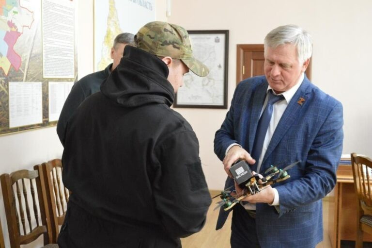    Глава Оренбургского района Василий Шмарин передал бойцу «Царь» коптер со сбросом Марина Шарт