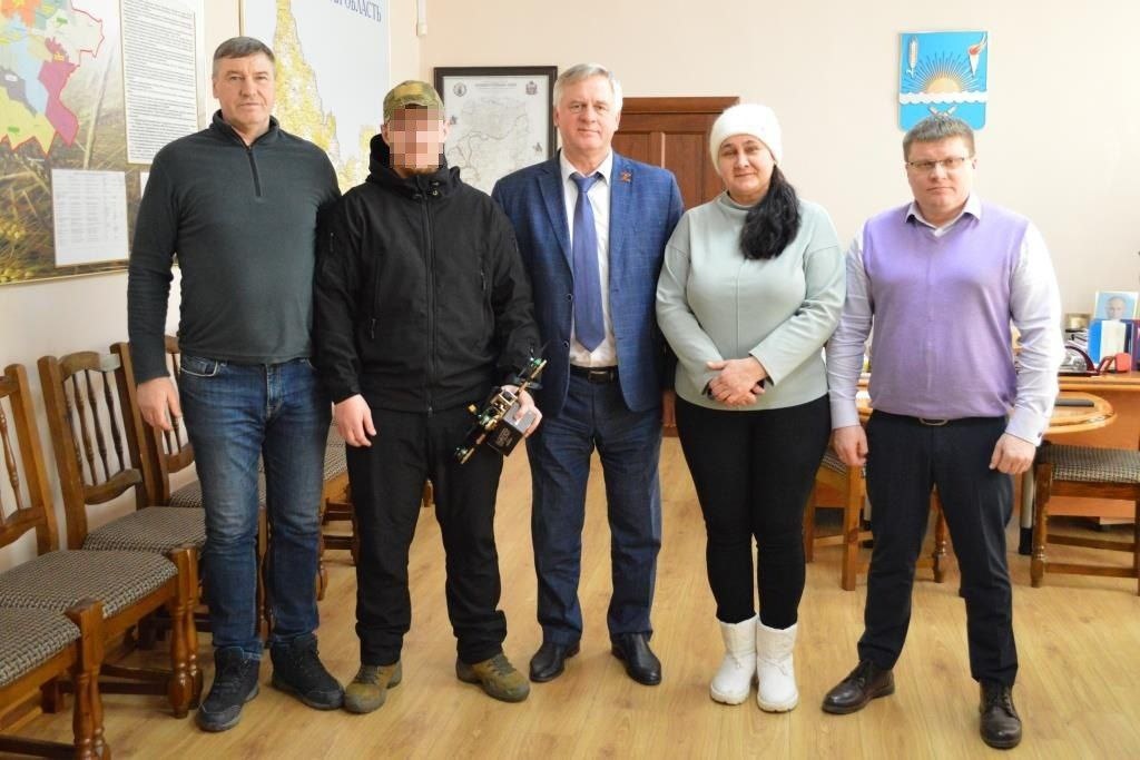    Глава Оренбургского района Василий Шмарин передал бойцу «Царь» коптер со сбросом Марина Шарт