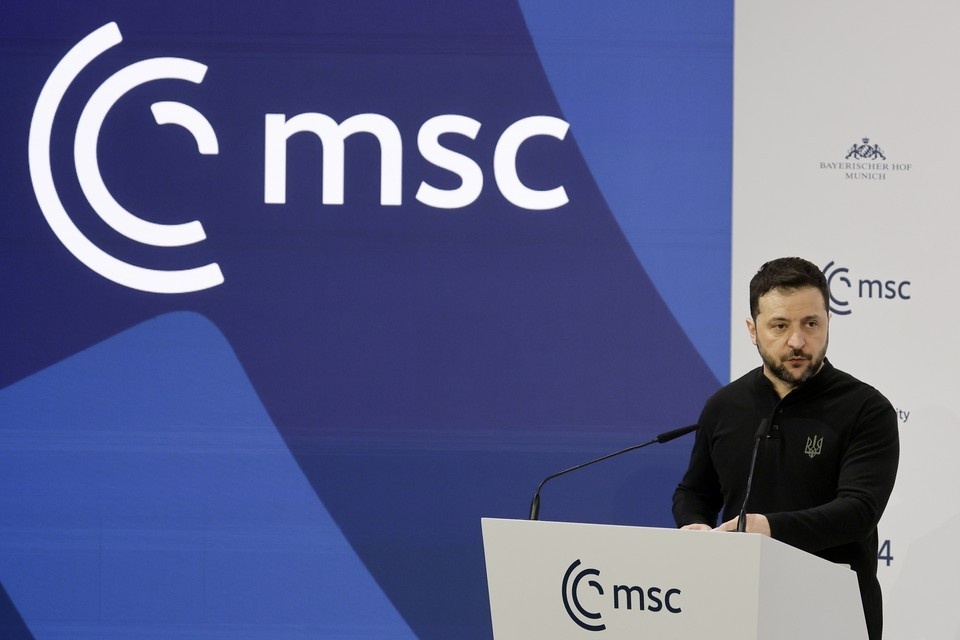 Выйдя к трибуне, Зеленский грозно заявил, что чтобы ни происходило в мире, но лично он «не снимает со стола членство Украины в НАТО», а оставляет его на стояле. Фото: EPA.