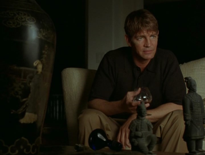 Единственное узнаваемое лицо - Эрик Робертс, карьера которого витает от Кристофера Нолана до Александра Невского. 