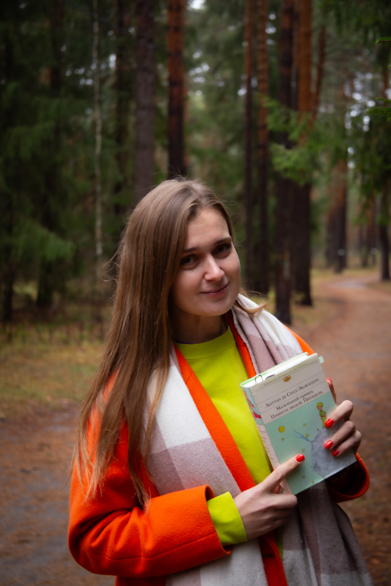 «Маленький принц. Планета людей. Цитадель»
Антуан де Сент-Экзюпери
⠀
Оценка 7/10 💫
✅ 699 стр.
⠀
📚 «Земля помогает нам понять самих себя, как не помогут никакие книги. Ибо земля нам сопротивляется. Человек познает себя в борьбе с препятствиями.»
⠀
📚 «Такая дружба - плод долгих лет. Сажая дуб, смешно мечтать, что скоро найдешь приют в его тени.»
⠀
📚 «Я вижу величие, если воин, отложив оружие, укачивает ребёнка, если муж-защитник отправился на войну. Я не о том, что одно должно сменять другое, что значима то одна правда, то другая. Я о том, что правда всегда одна. Чем мужественней ты как воин, тем слаще любишь, а чем крепче любишь, тем лучше будешь воевать.»
⠀
Сколько я сталкивалась с писателями-французами, столько у меня смешанные чувства к их стилю написания.  Они любят много описаний, рассуждений и мыслей. Ну, кайфуют ребята от количества букв в своих сочинениях, бывает. ☺️ кто-то в восторге от такого, а меня утомляет, мало динамики.
⠀
Экзюпери — большой философ и, думаю, не многим понравится эта книга. «Маленький принц» подойдет как детям 6+, так и взрослым, но будьте готовы, что, если вам понравится, не факт, что зайдет ребенку. Смысл книги глубок и бесструктурен для детей, для взрослого же открывается большая истина.
⠀
Цитадель читать было для меня очень сложно, особенно на ночь: я засыпала при любой возможности. Как сонную книгу рекомендую, но как яркую историю нет. Вечером, под чашечку чая с мечтаниями, при звездном небе — да, отлично. Цитадель — незаконченное произведение и автор был уже в пограничном состоянии своего расстройства (Антуан был летчиком во время войны и у него было много травм, особенно головы), поэтому при прочтении кажется, что местами он - не в себе. Не знаю, захочу ли перечитать, но ни капли не сожалею о прочитанном.
⠀
