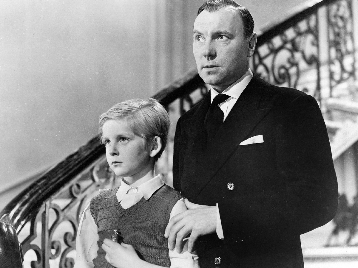 Актер Бобби Хенри и актер Ральф Ричардсон в фильме режиссера Кэрола Рида «Поверженный идол» (The Fallen Idol)