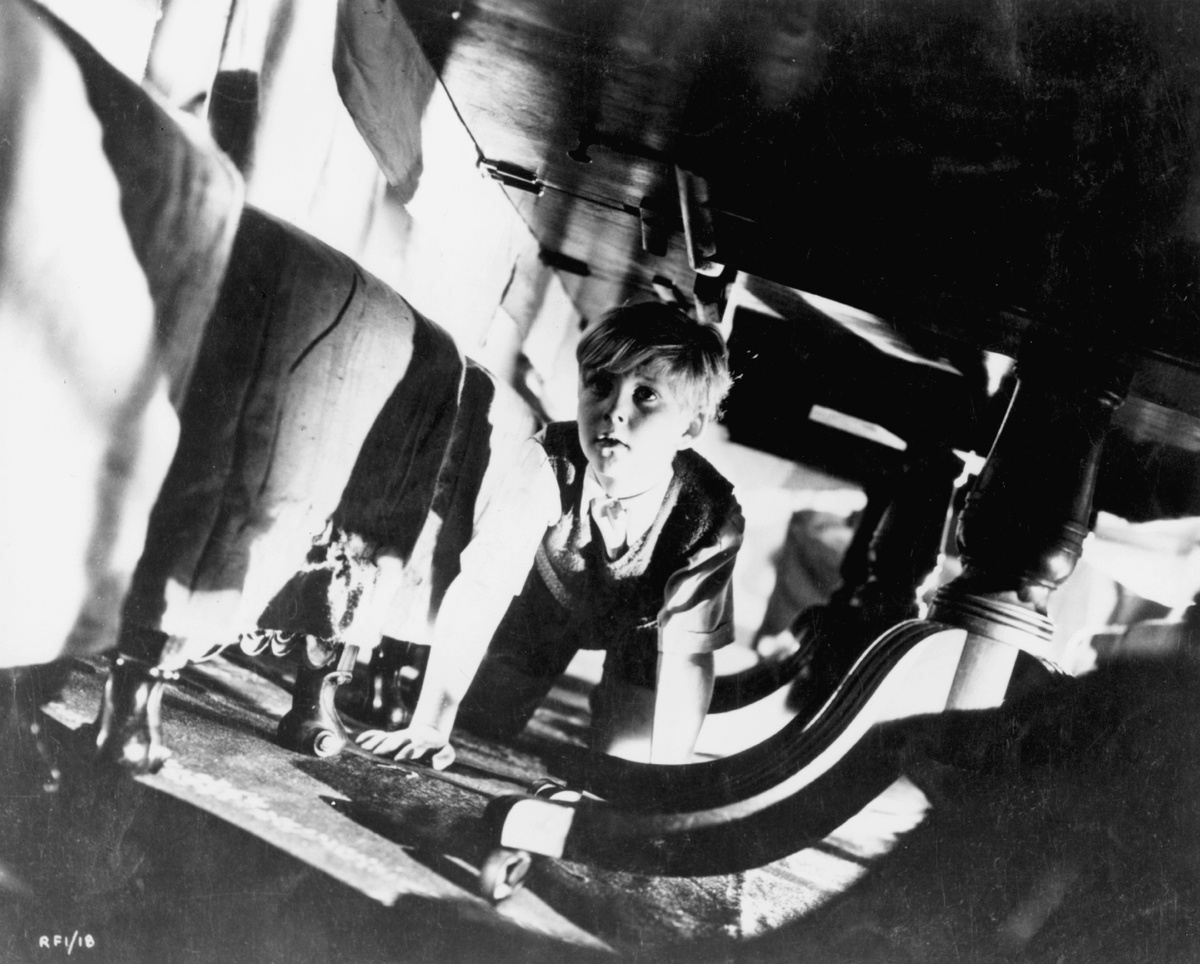 Актер Бобби Хенри в фильме режиссера Кэрола Рида «Поверженный идол» (The Fallen Idol)