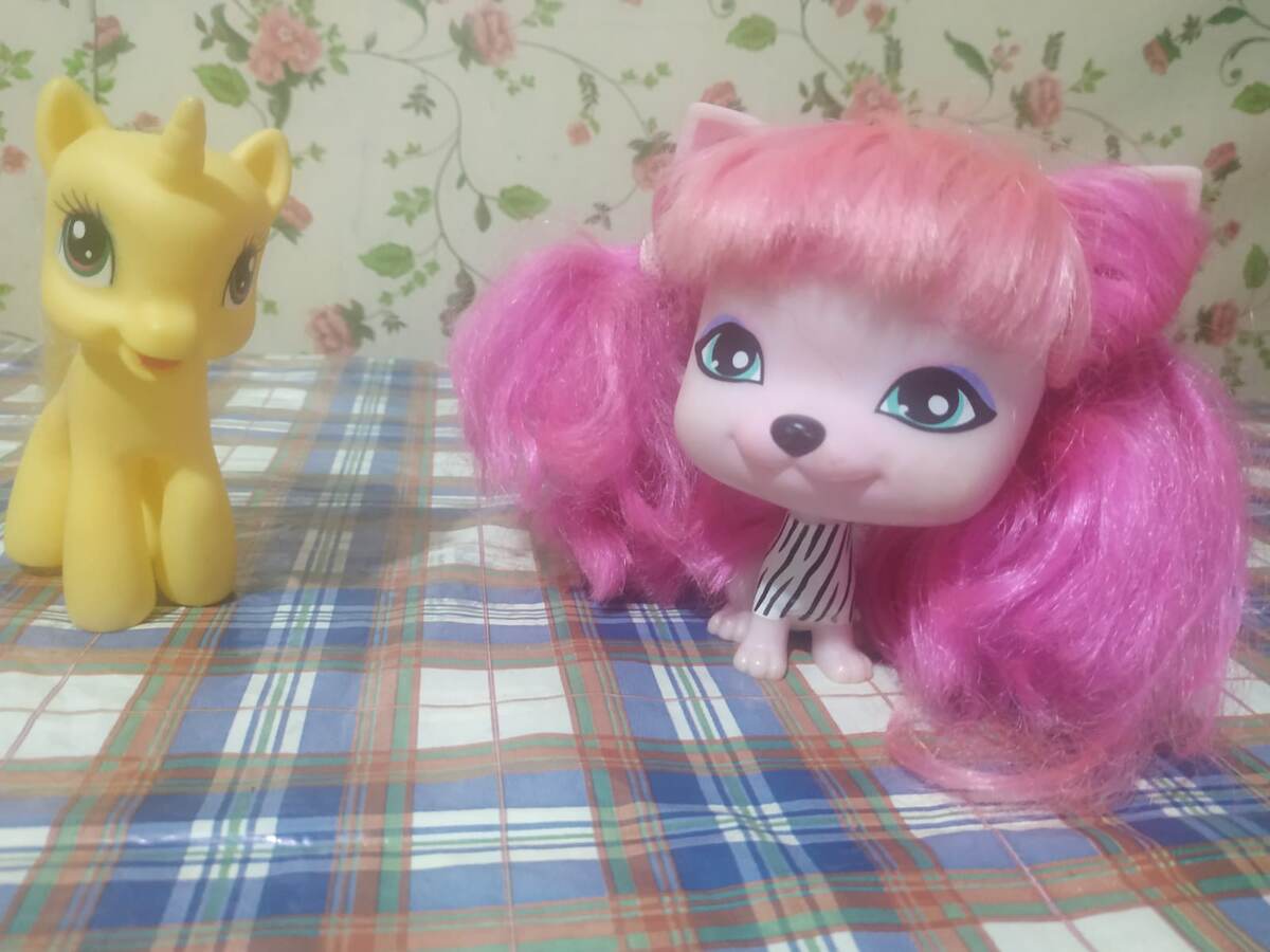 Описание .  Розовый лисенок ,и. Жёлтая. Лошадка .