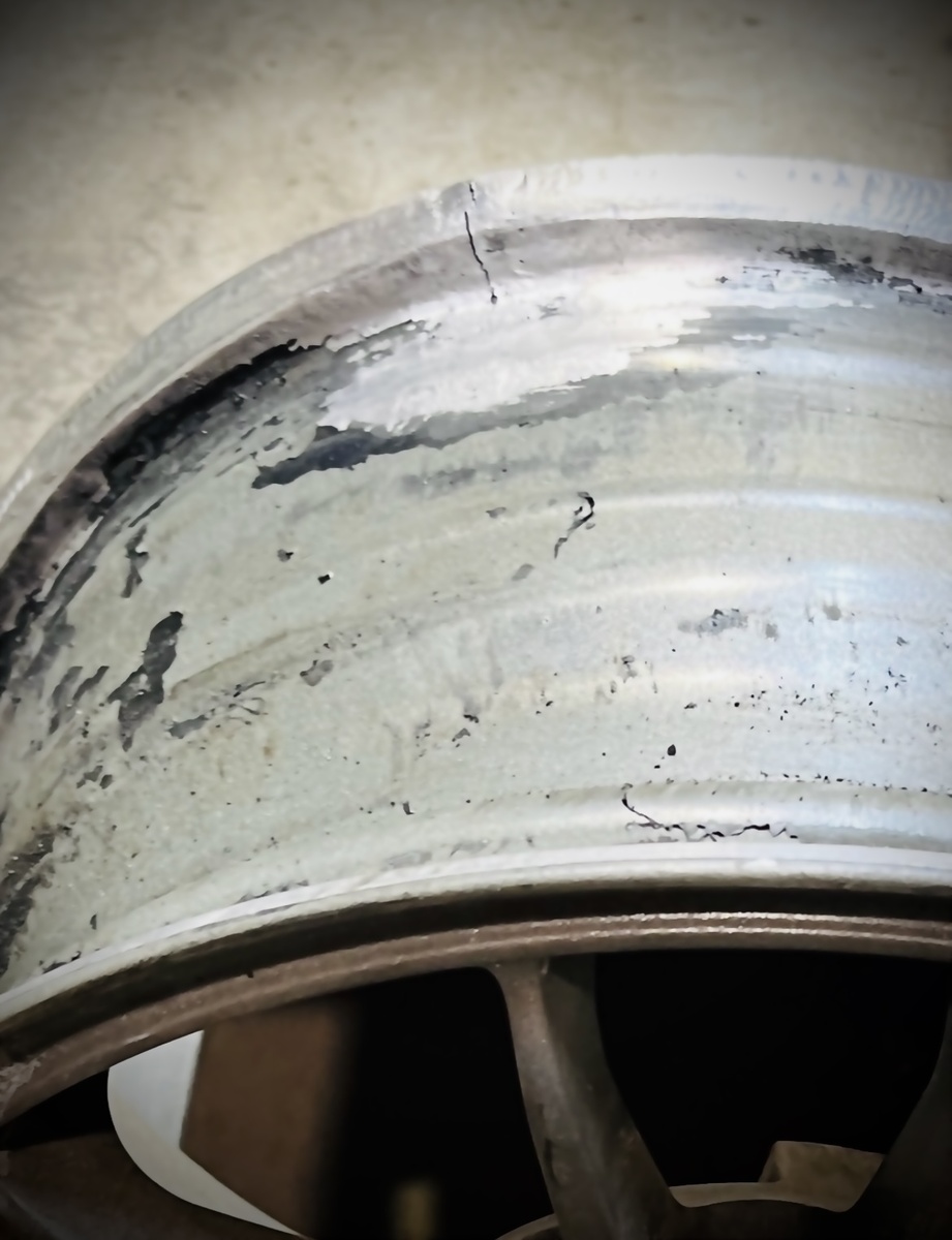 Трещина внутренней полки литого диска