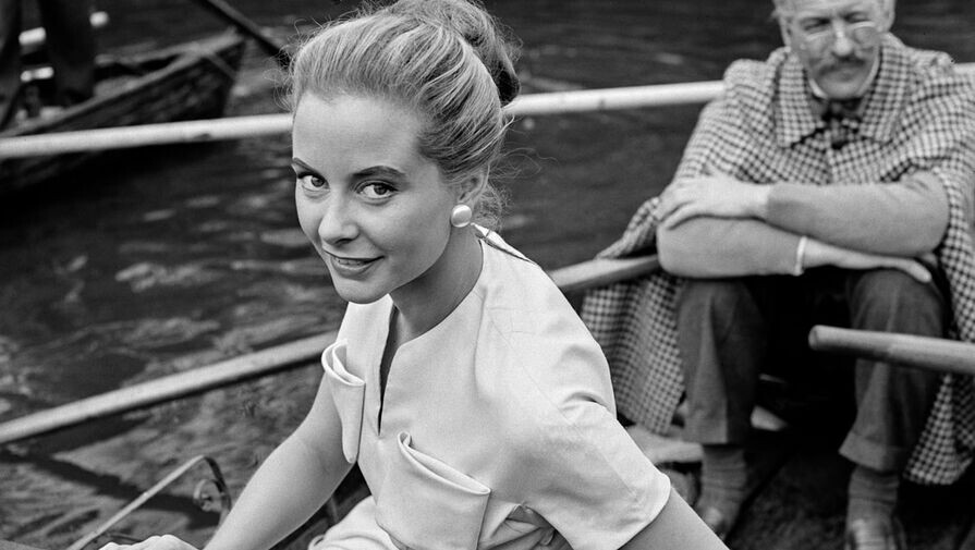 Актеры Женевьев Паж и Дэвид Нивен на съемках фильма "Шелковистое дело", 1956 год ©Evening Standard/Hulton Archive/Getty Images  📷