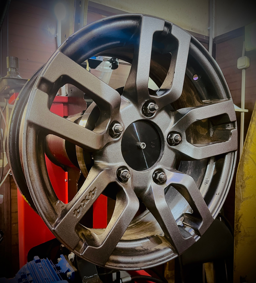 Литой диск на дископравном станке