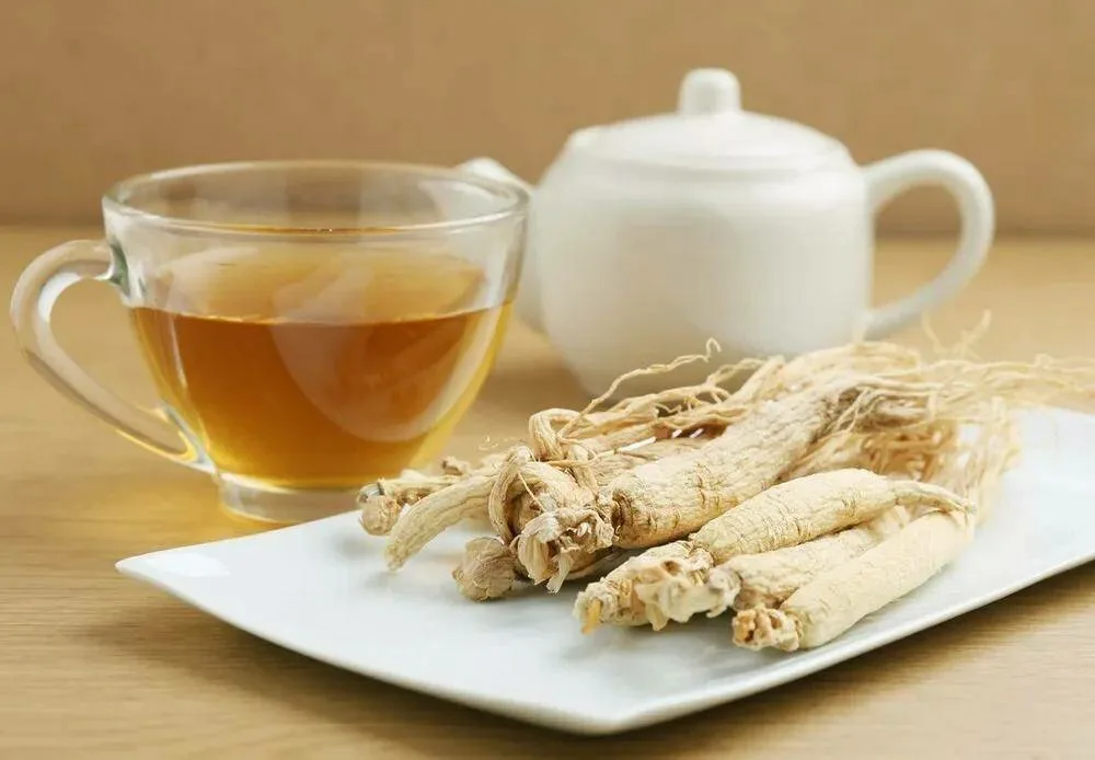 Чай с корнем женьшеня и женьшень рядом 